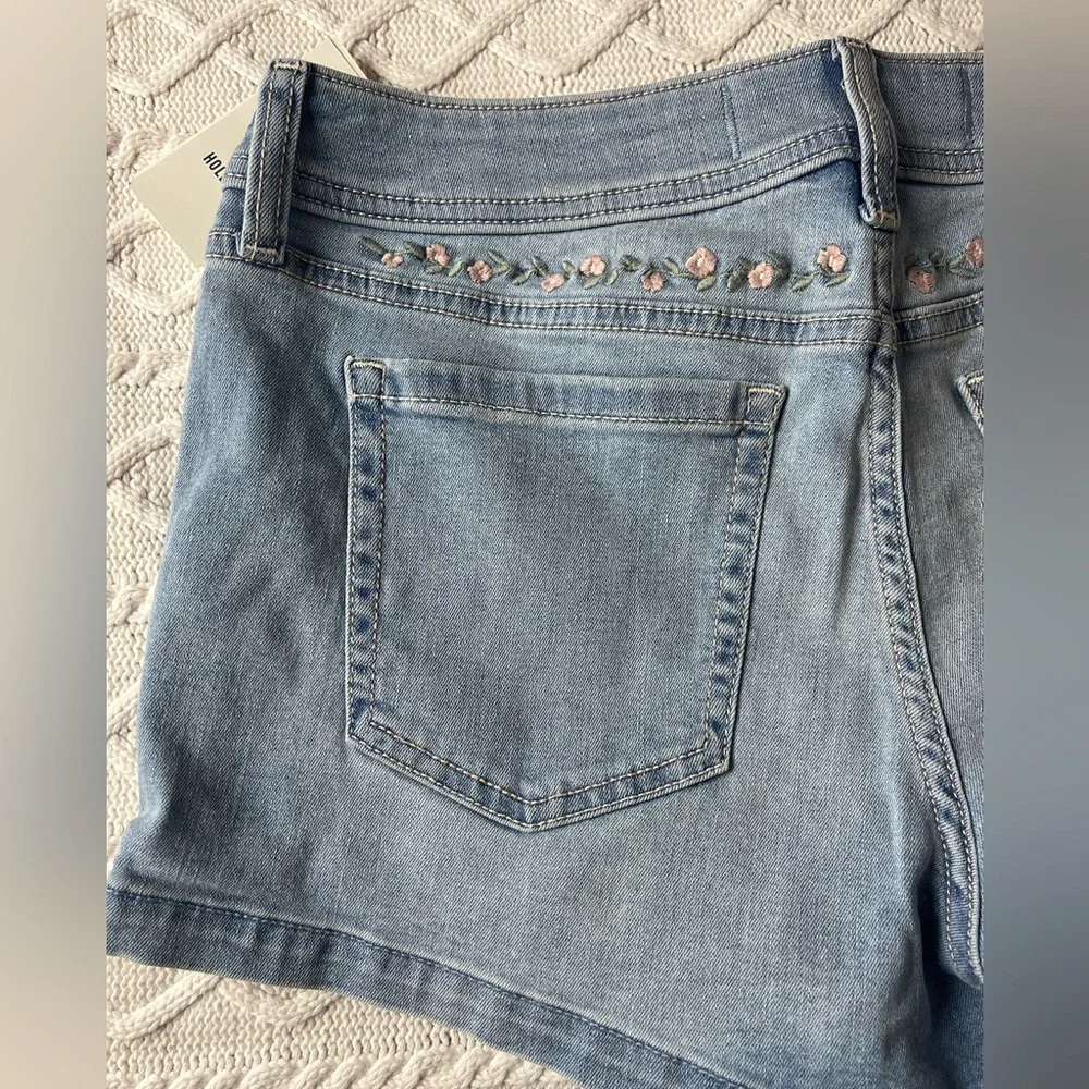 Hollister Women's Light Wash Floral Embroidered Shortie Jean Shorts Size 10 - Picture 13 of 14